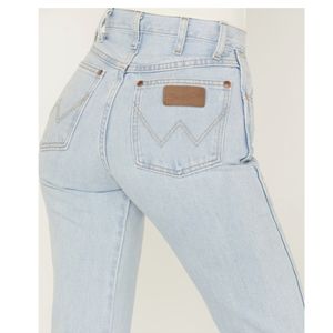NWT Wrangler Women's Light Wash Slim Fit Cowboy Cut Jeans, Size 7/32